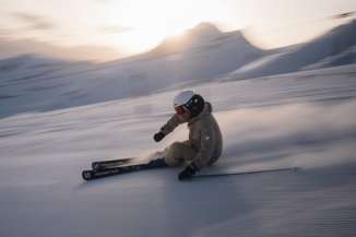 Skifahrer auf der First in der Morgensonne.