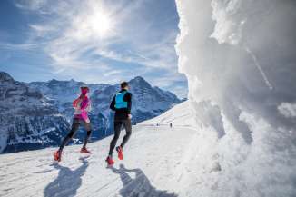 Zwei Läufer*innen beim Winter Trail Running zwischen Grindelwald First und dem Bachalpsee.