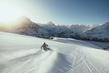 Skifahrer auf der First in der Morgensonne.