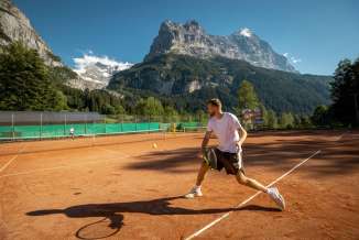 Tennis spielen in den Bergen, auf den Sandplätzen in Grindelwald.