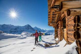 Unterwegs mit Schneeschuhen und Snowboard inmitten der imposanten Bergwelt in Grindelwald.