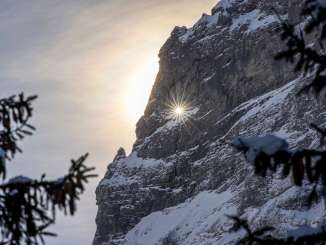 Nahaufnahme des Martinsloch mit direkter Sonnendurchstrahlung im Winter.